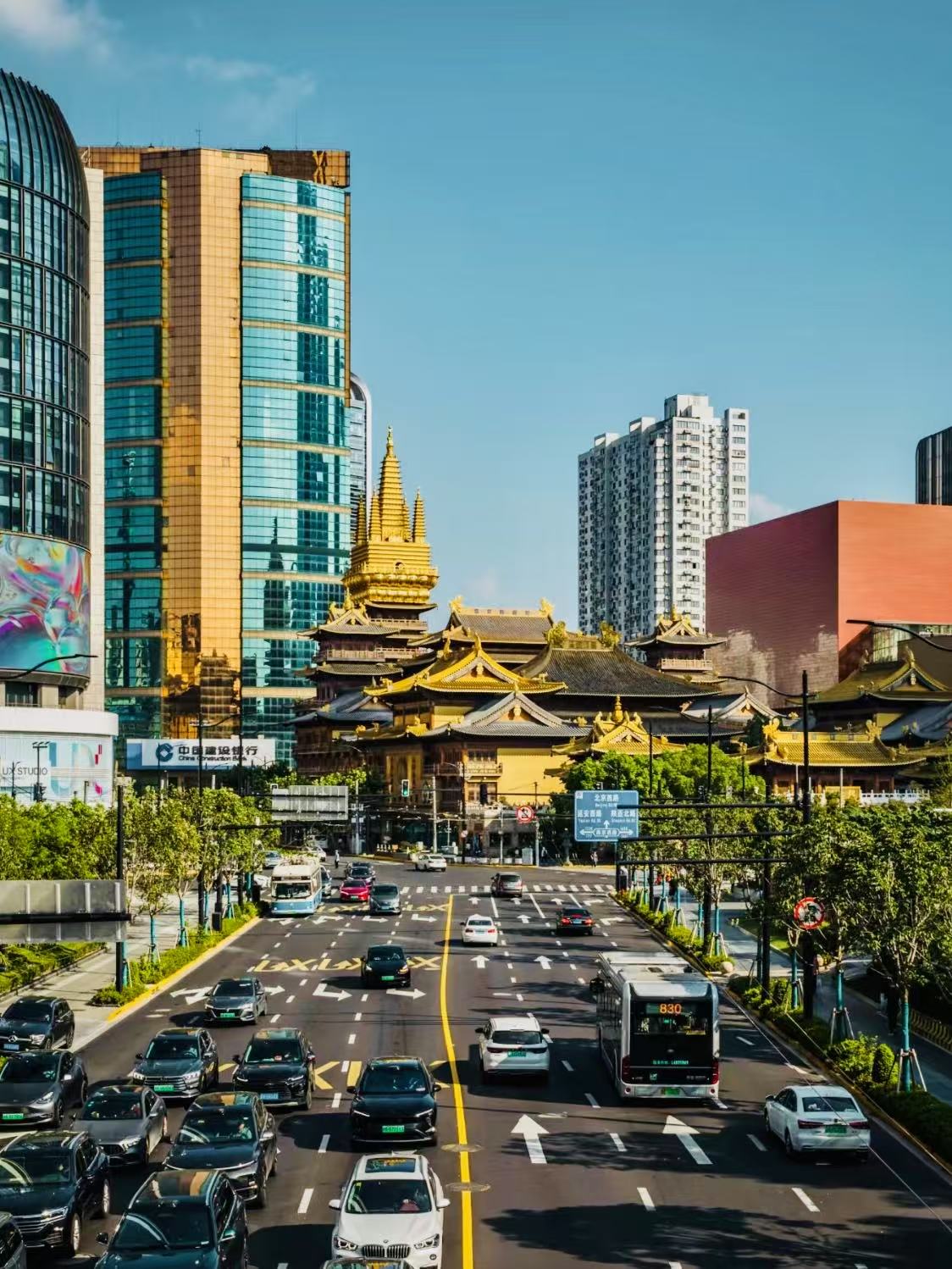 Shanghai Jing'an Temple Guide- Where Tradition Meets Modernity: A Cosmopolitan Hub with a Touch of Elegance and Local Charm