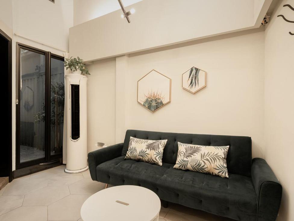 Shanghai Hills & Gefii Petite Terrace 2 rooms Family Downtown Suite close to Metro Line 2 Jing'an Temple
