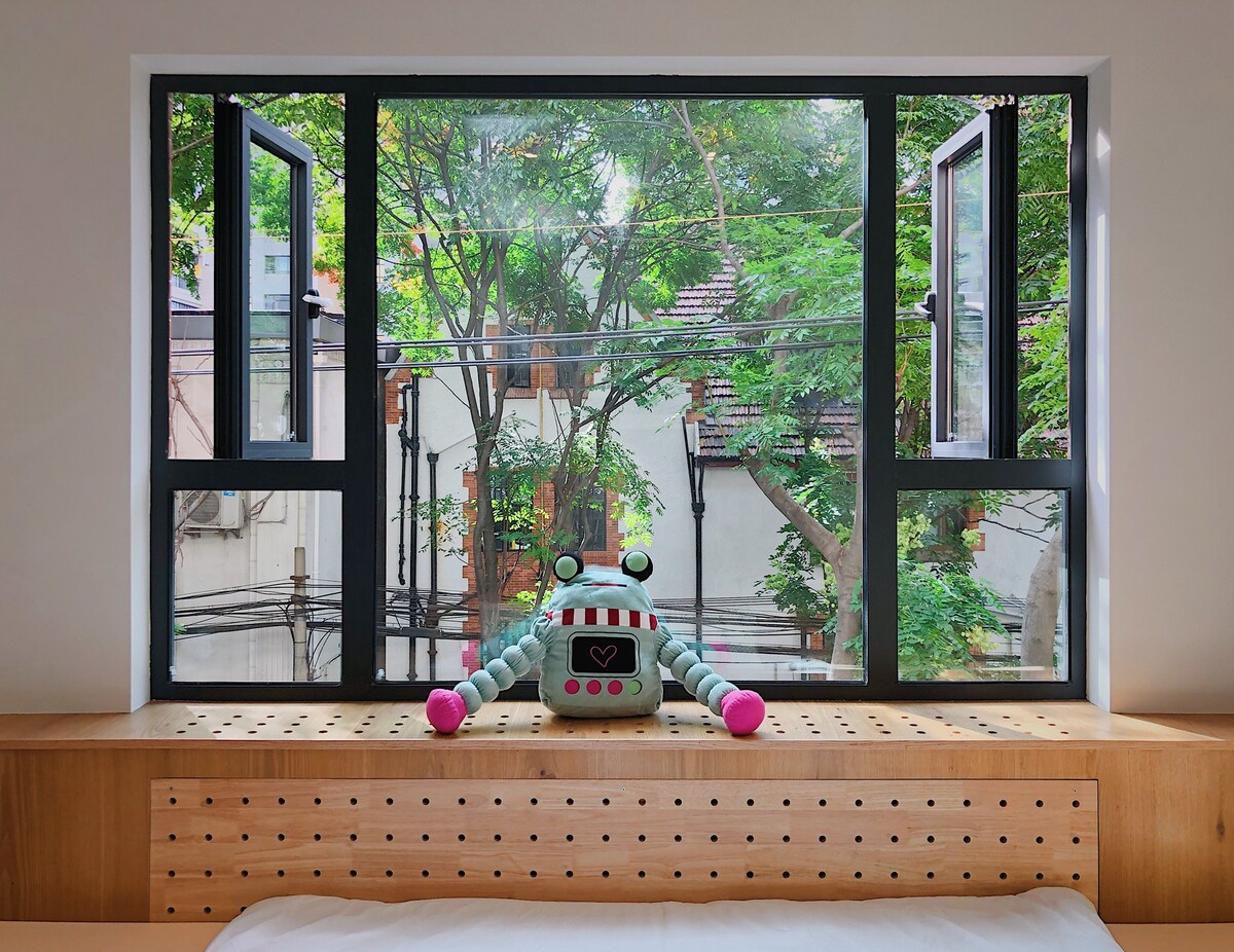 Shanghai Hills & Gefii The Doll's House close to Metro Line 2 Jing'an Temple