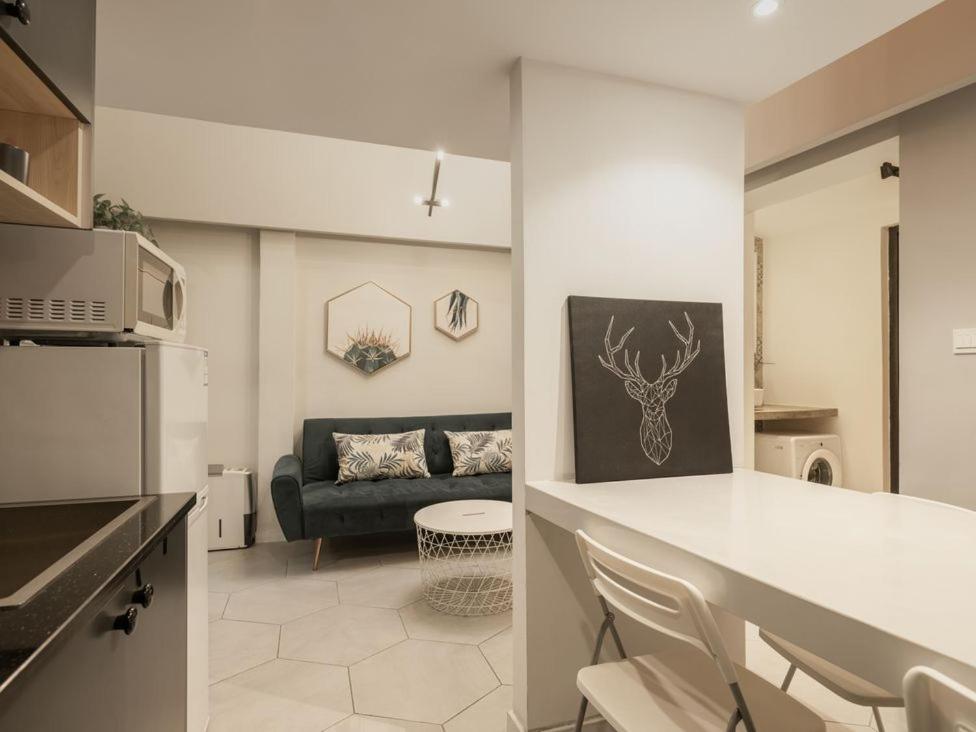 Shanghai Hills & Gefii Petite Terrace 2 rooms Family Downtown Suite close to Metro Line 2 Jing'an Temple
