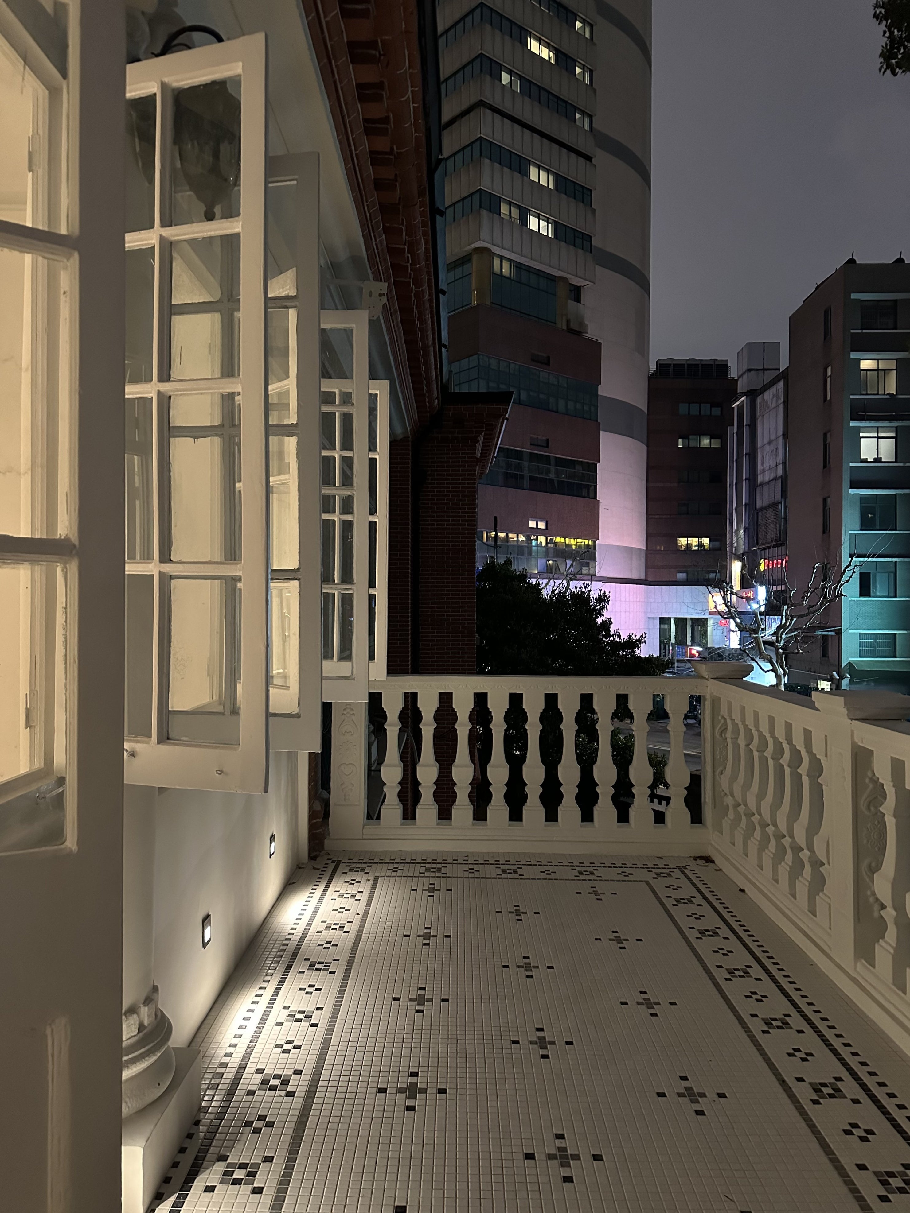 Art Suite 16 - Near Line 10 & 11 Jiaotong University Metro